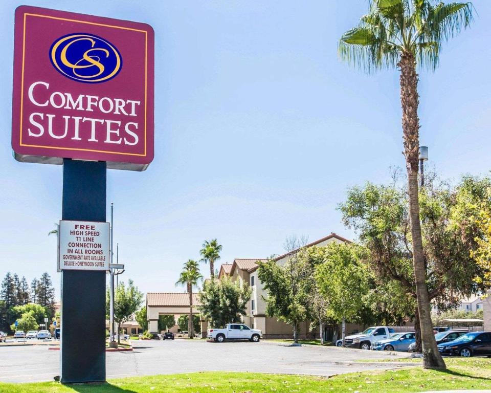 Comfort Suites Bakersfield Main image 1